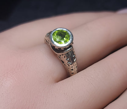 Peridot Ring size 8 3SSPDR1