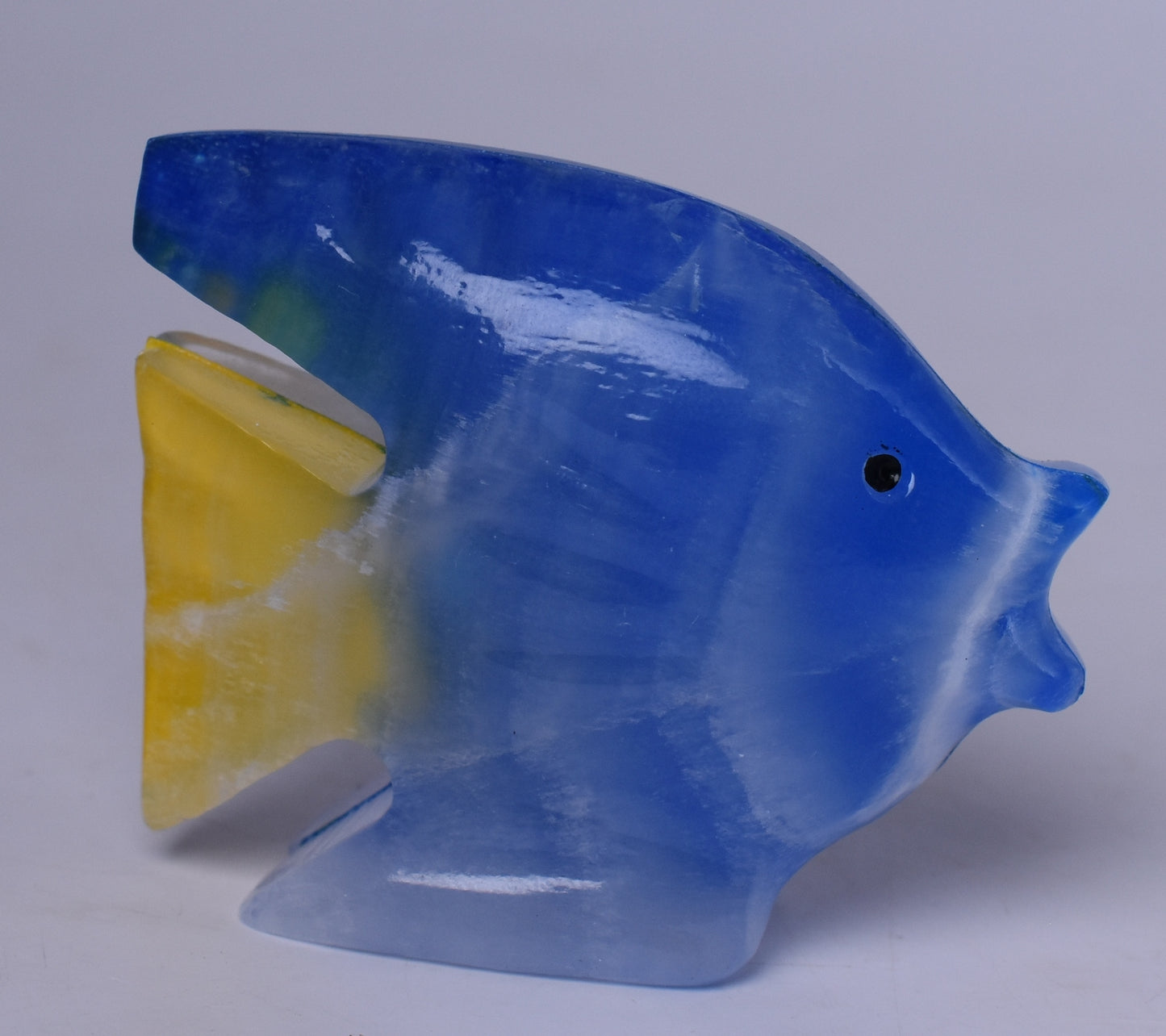 DYED ONYX FISH CARVING P337