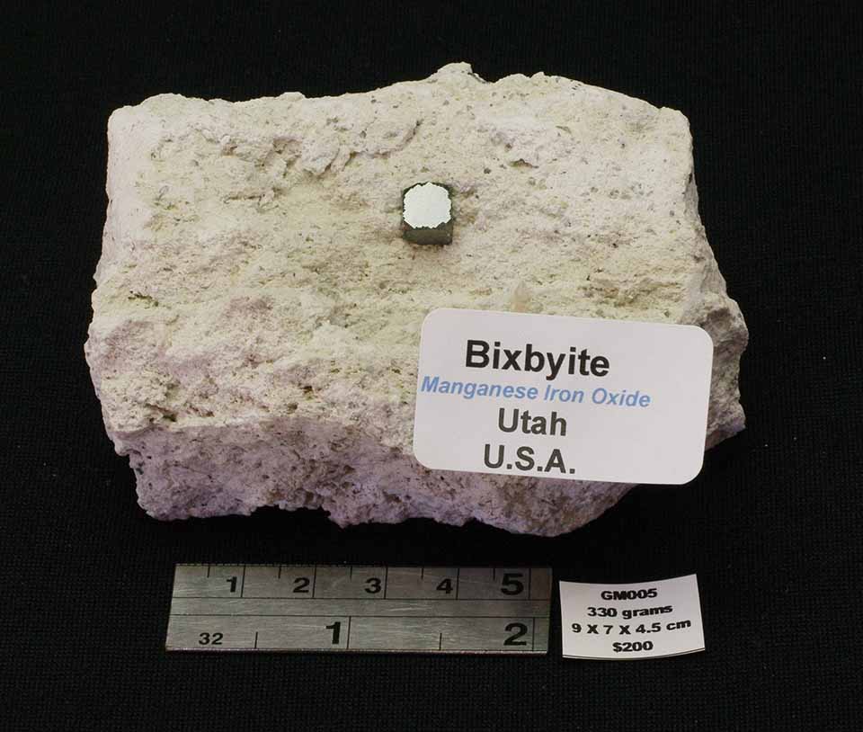 BIXBYITE MINERAL SPECIMEN MANGANESE IRON OXIDE GM005