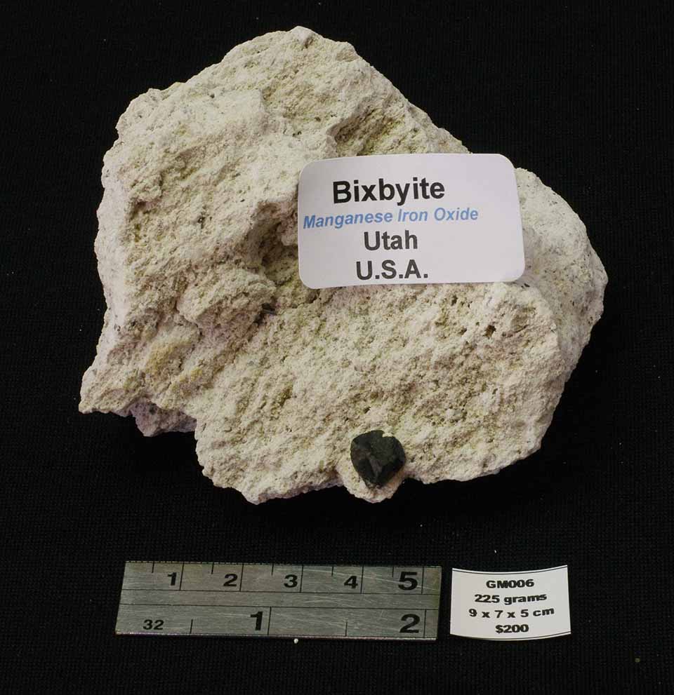 BIXBYITE MINERAL SPECIMEN MANGANESE IRON OXIDE GM006