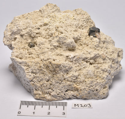 BIXBYITE MINERAL SPECIMEN MANGANESE IRON OXIDE M203