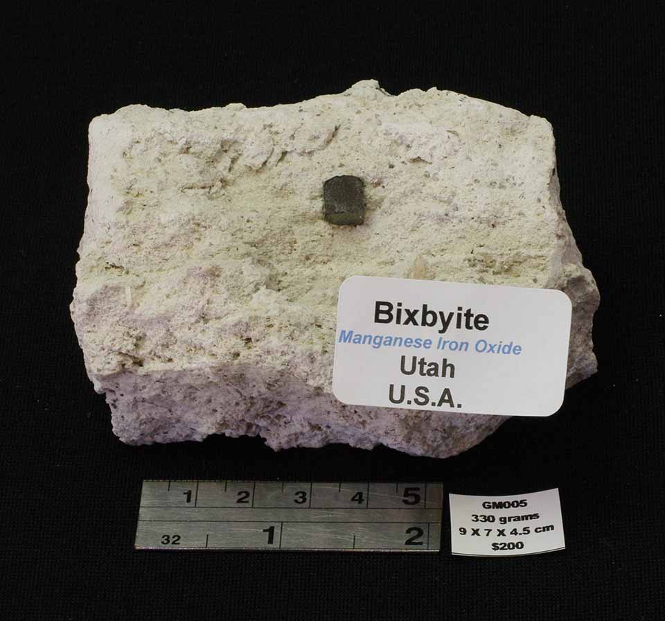 BIXBYITE MINERAL SPECIMEN MANGANESE IRON OXIDE GM005