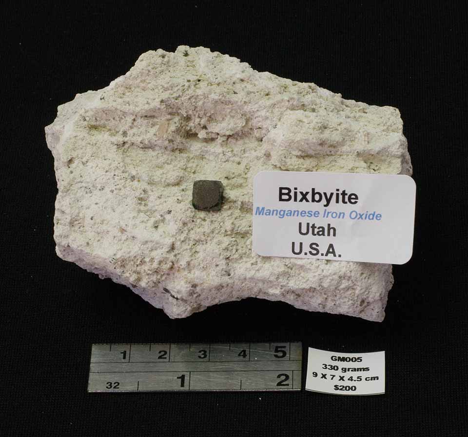 BIXBYITE MINERAL SPECIMEN MANGANESE IRON OXIDE GM005